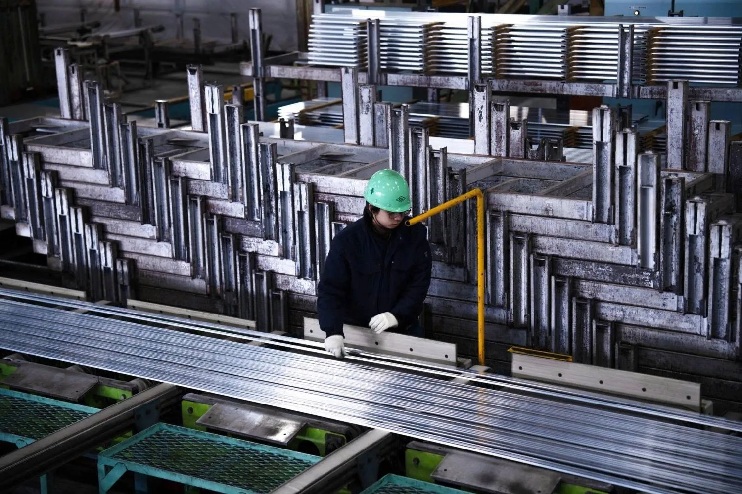 Nhôm Tăng Giá - Chiên Tranh Iran Đang Làm Chậm Làn Sóng Năng Lượng Mặt Trời Toàn Cầu